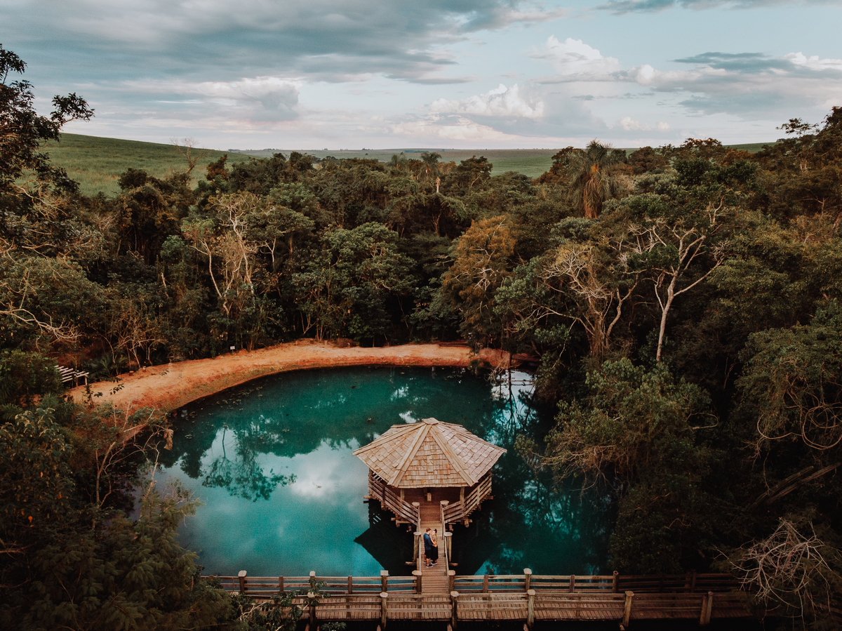 lindo lago de aguas azuis para fazer fotos de pre wedding foto linda de ensaio de casal com drone foto de Rickardo Andrade