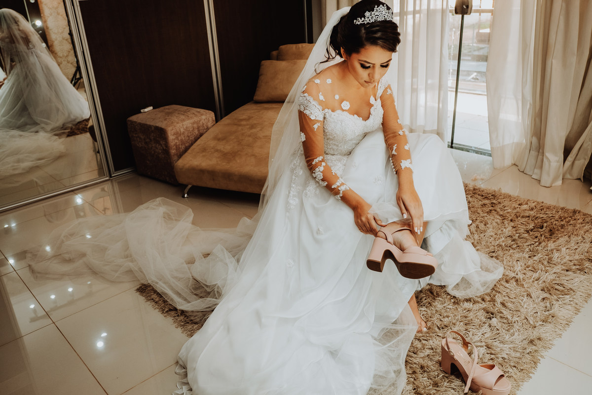 noiva se arrumando para o casamento diurno 