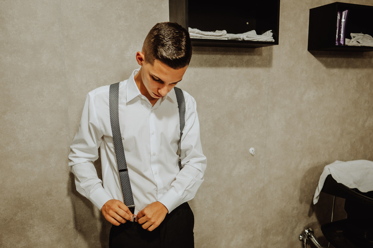 noivo se arrumando para o dia do noivo em barbearia em maringa 