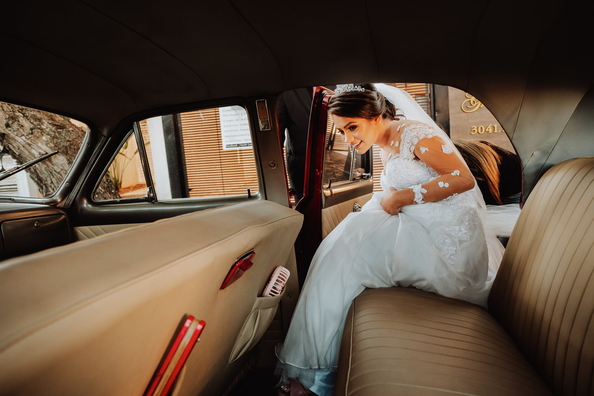 noiva indo para o casamento em carro antigo de luxo 