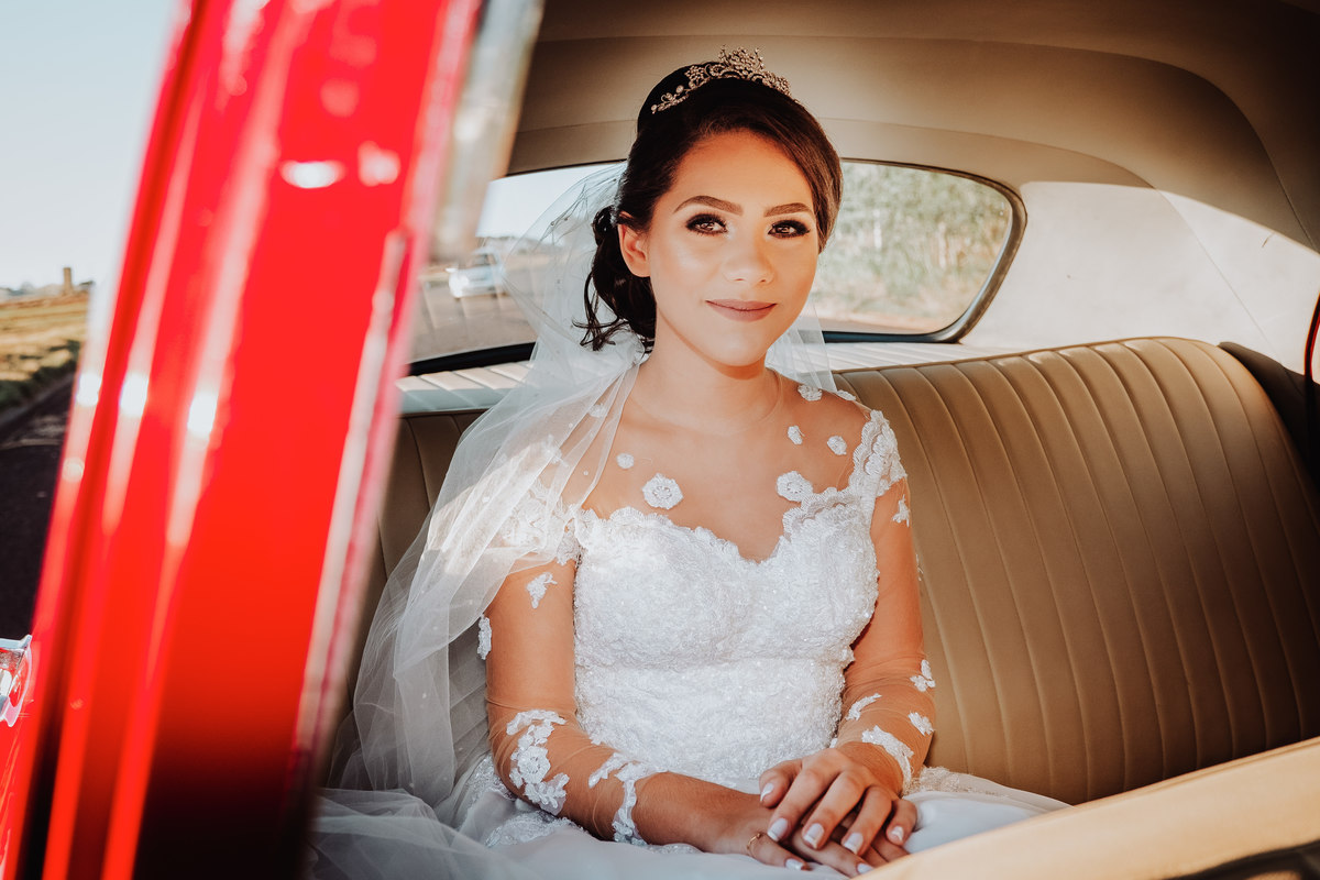 retrato da noiva no carro ford vermelho da empresa de transporte de noivas Me leva  