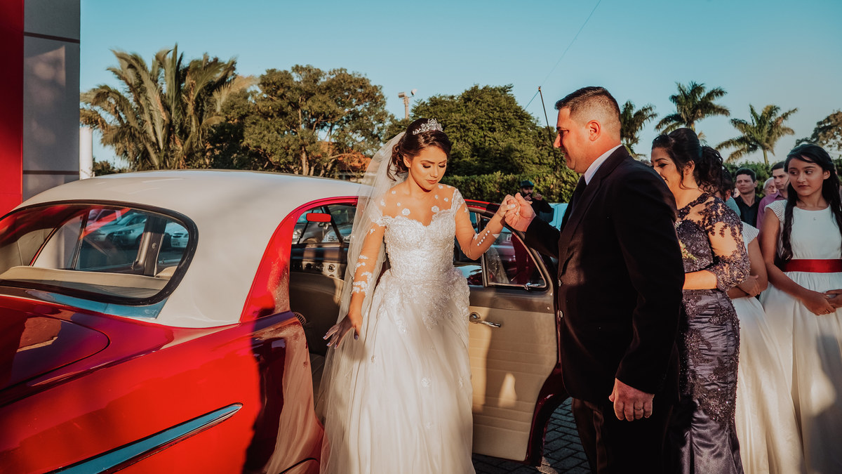 pai d anoiva buscando a noiva no carro de luxo para noivas 