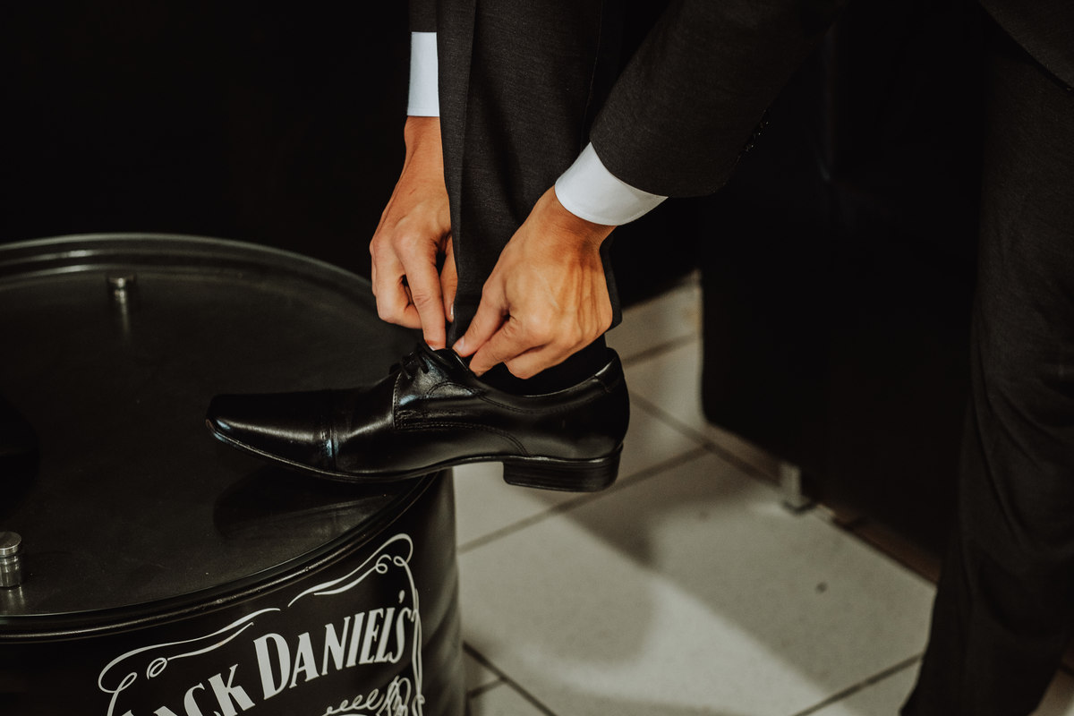 detahes de sapato preto do noivo 