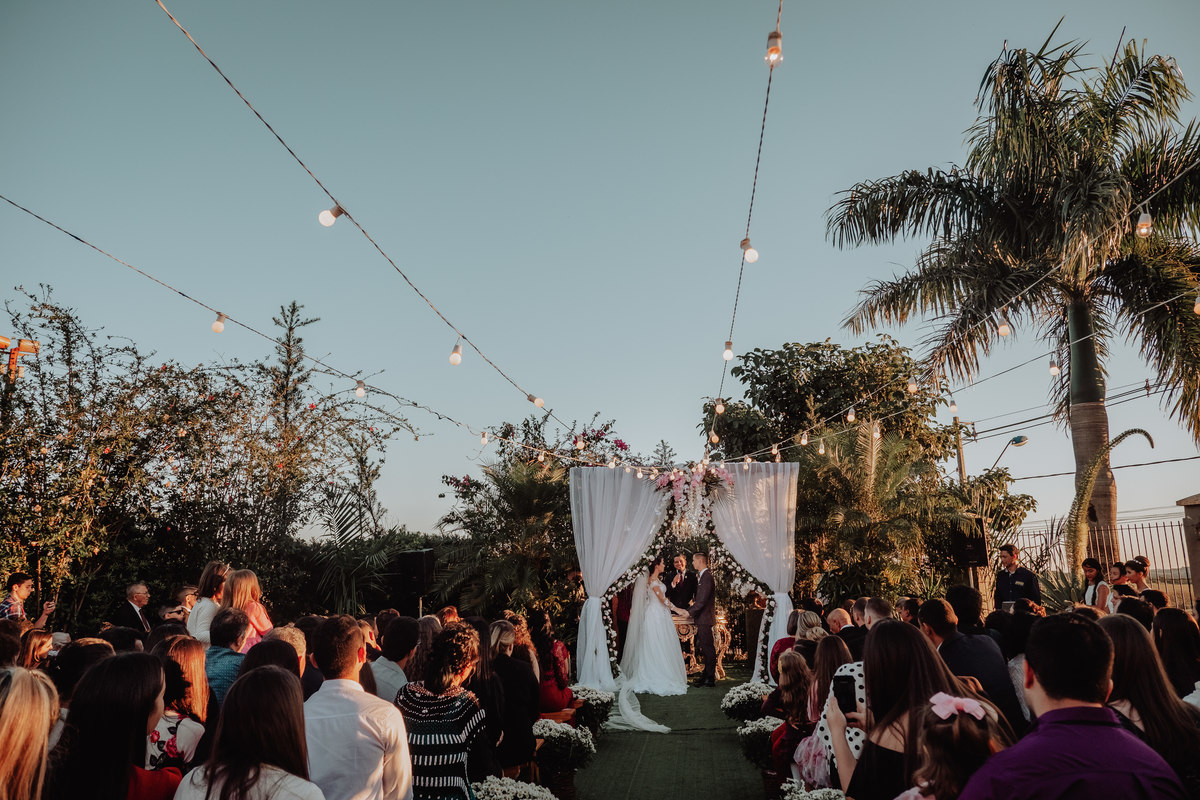 cerimonia de casamento ao ar livre no final da tarde na área externa do Salão Manancial de MAringá-PR fotos do melhor fotografo de casamento externo Rickardo Andrade