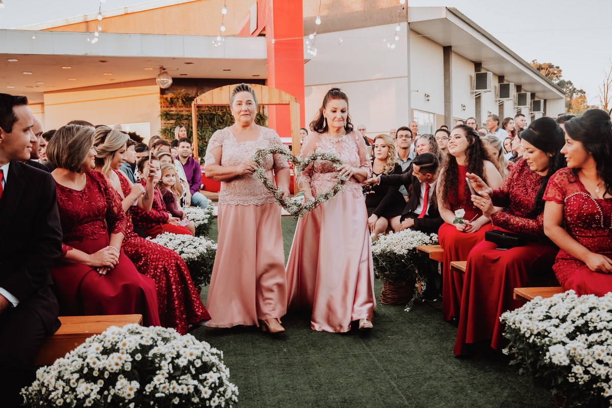 entrada das alianças feita com as avós como daminhas 