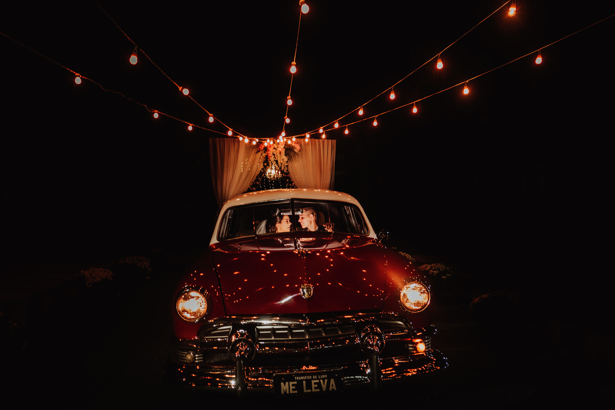 saida fotografica dos noivos com carro de luxo ford vermelho da empresa me leva de Maringá-PR 