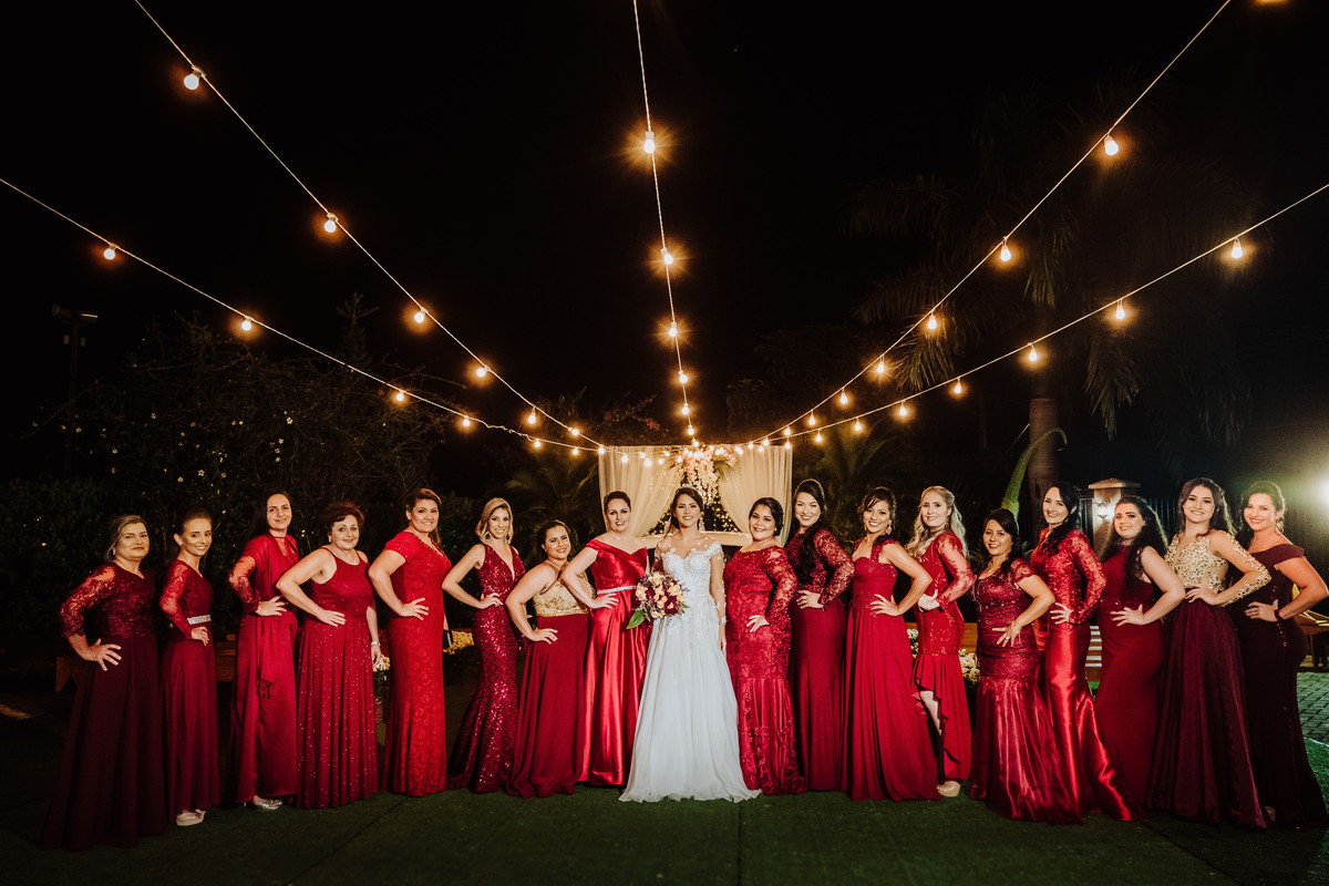 lindos retratos da novia com as madrinhas de marsala decoração com varazlde luzes 
