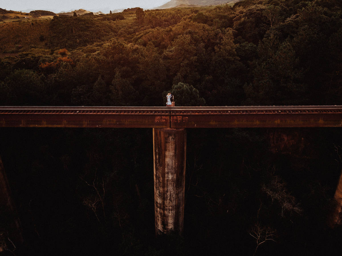 fotos  de Pre Weding feitas com drones ensaio em cenário incrivel de linha de trem suspensa em Maua da Serra-PR 