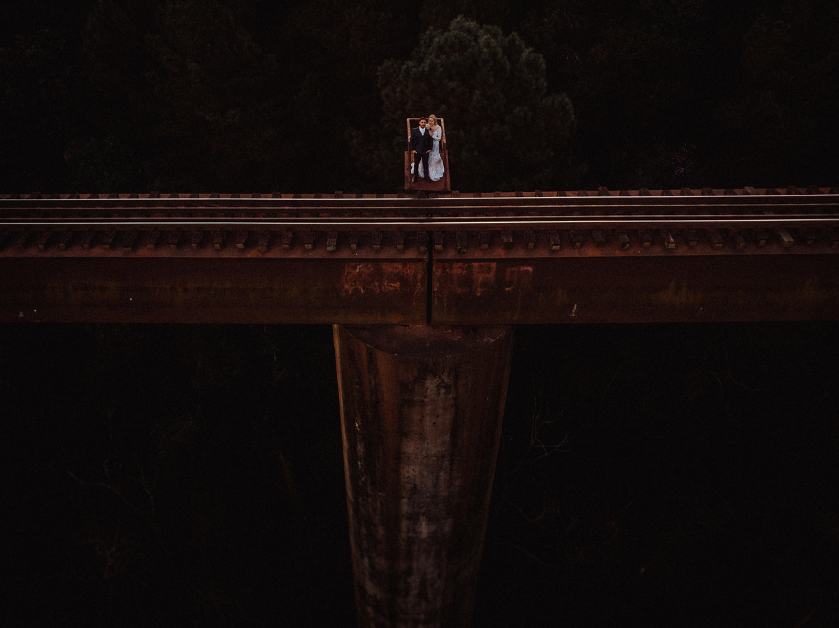 fotografia  de ensaios usando drone fotos na ponte de linha de trem suspensa em Maringá 