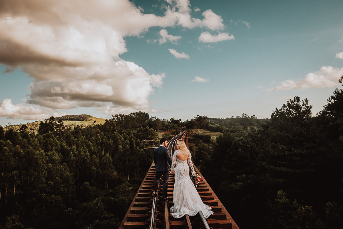ensiao trash the dress feito em linha de trem suspensa em MAua da Serra-PR 