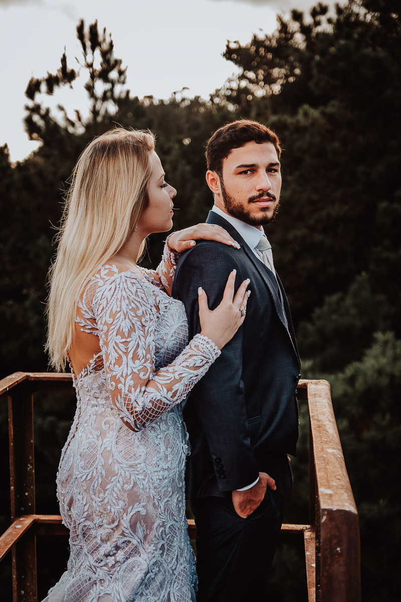 ensaio de pos casamento com os noivos usando terno azul de noivo e vestido de noiva rendado sergio gavioli 