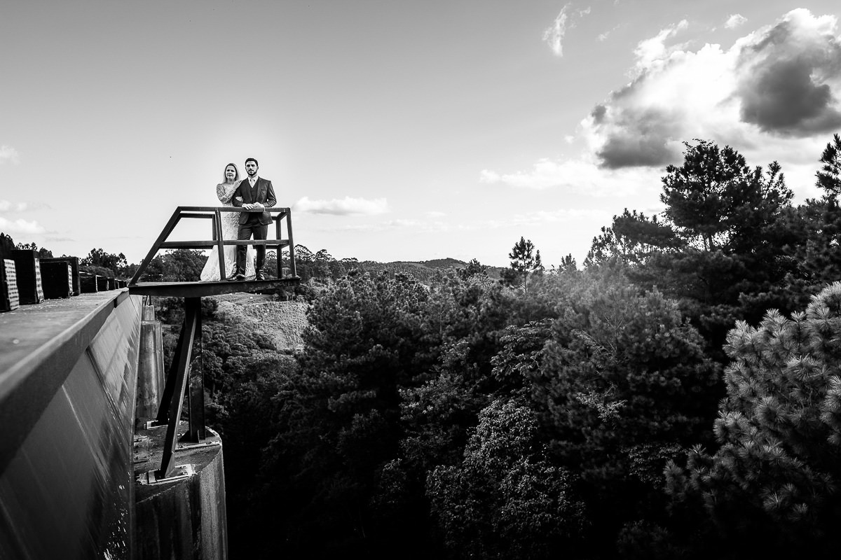 fotos de ensaio externo de casal feito em linha de trem abandonada em MAringá 