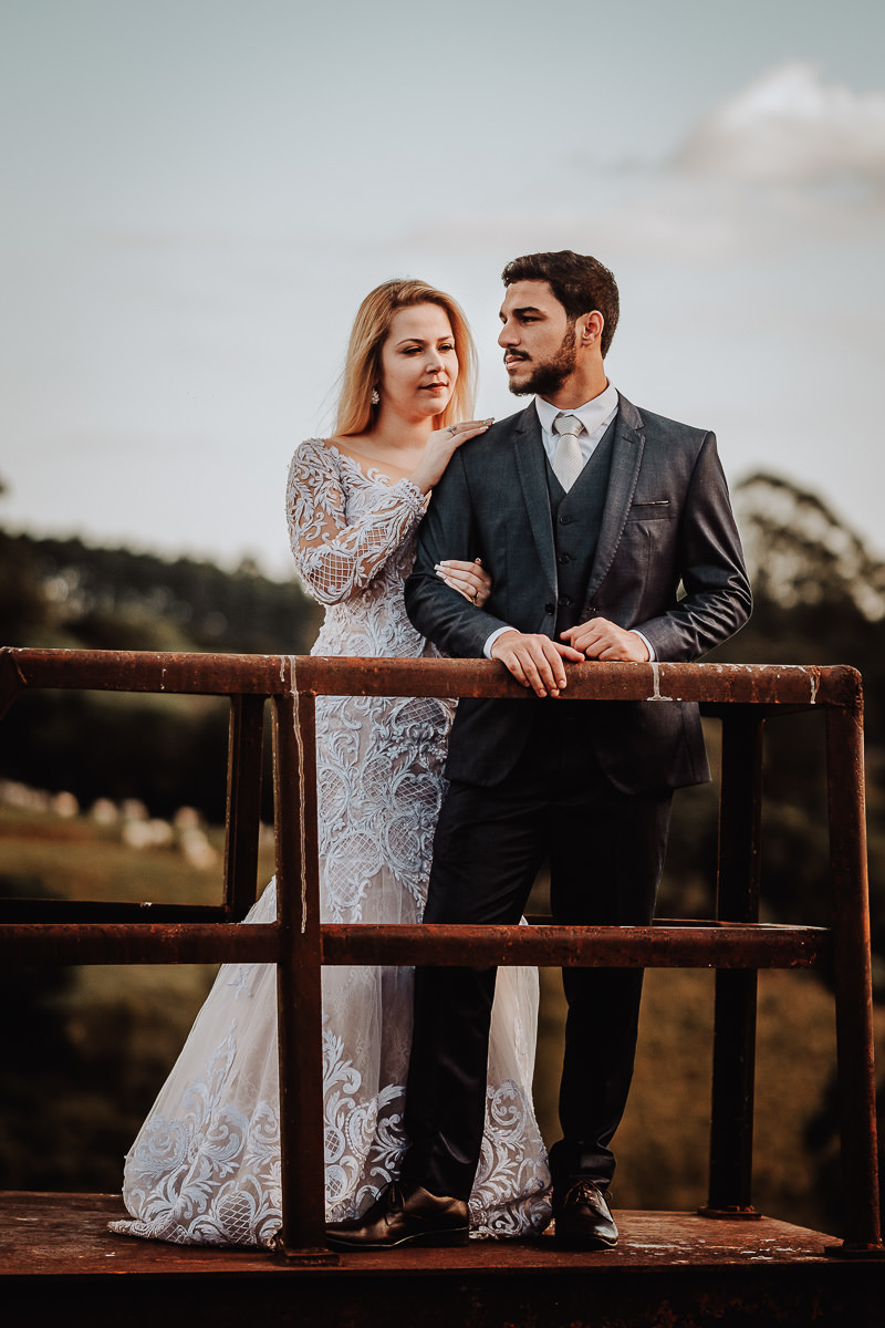 ensaio de casal em linha de trem suspensa no PAraná 