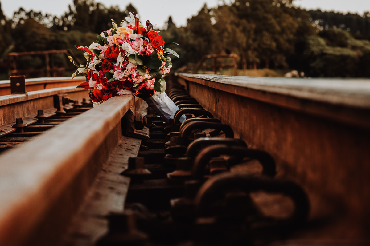 fotos de pre casamento feitos em local antigo e abandonado em Maua da Serra 