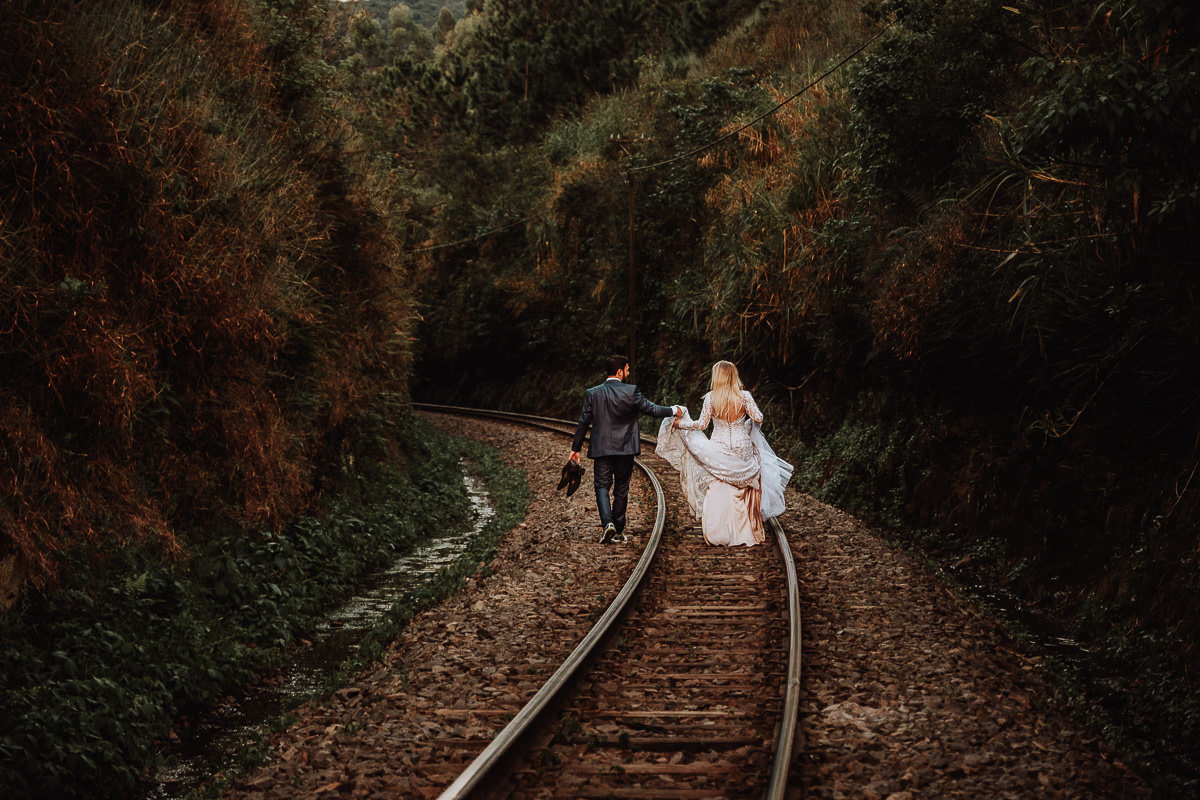 ensaio  de casal bem diferente feito em linha de trem em MAringa ensaio pos casamento fotografo Rickardo Andrade