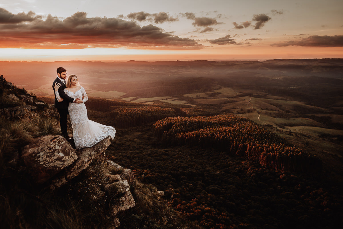 ensaio de pos casamento  no morro das antenas em Maua da serra fotos com por do sol em montanha 