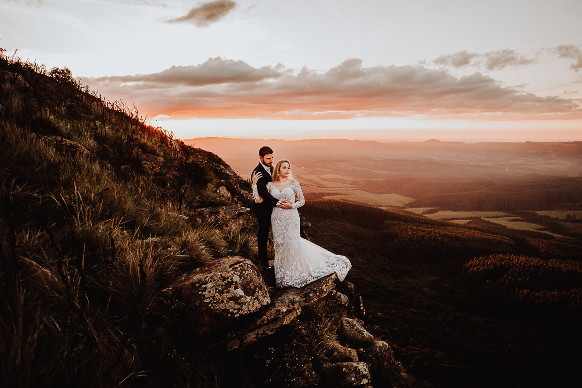 fotografo de casais em maringa afz ensaios pre casamento com cenarios incriveis de morros e montanhas com por do sol fotografo Rickardo Andrade