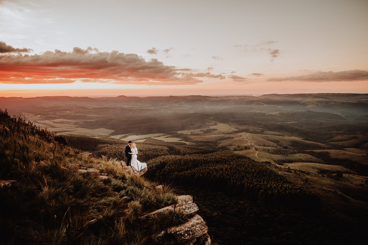 ensaio pre weddinh em cenario incrivel e diferente de montanha em Maua da Serra 