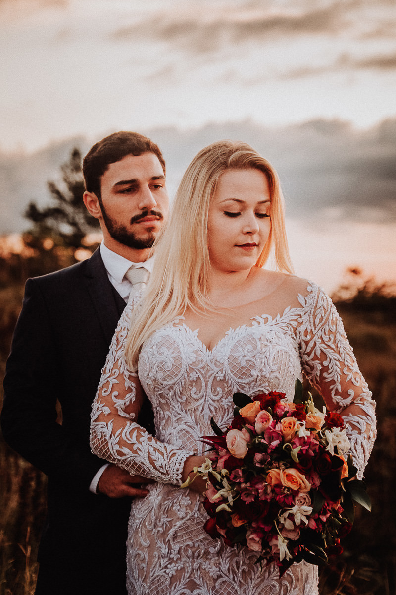 retratos dos noivos feitos apos o casamento em ensaio trash the dress 