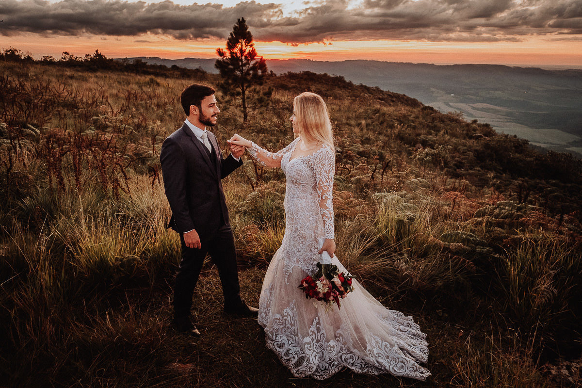 melhor fotografo de Maringá Rickardo Andradefaz ensaio trash the dress com lindo cenario de natureza de montanha com por do sol 