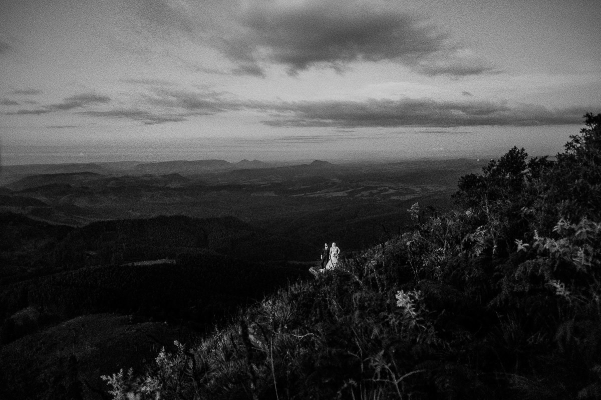ensaio pre wedding com cenario lindo de montanha com por do sol 
