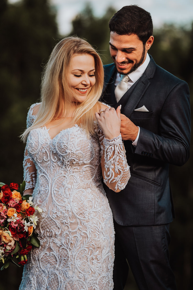 fotos de casal com traje de noivos feitas após o casamento 