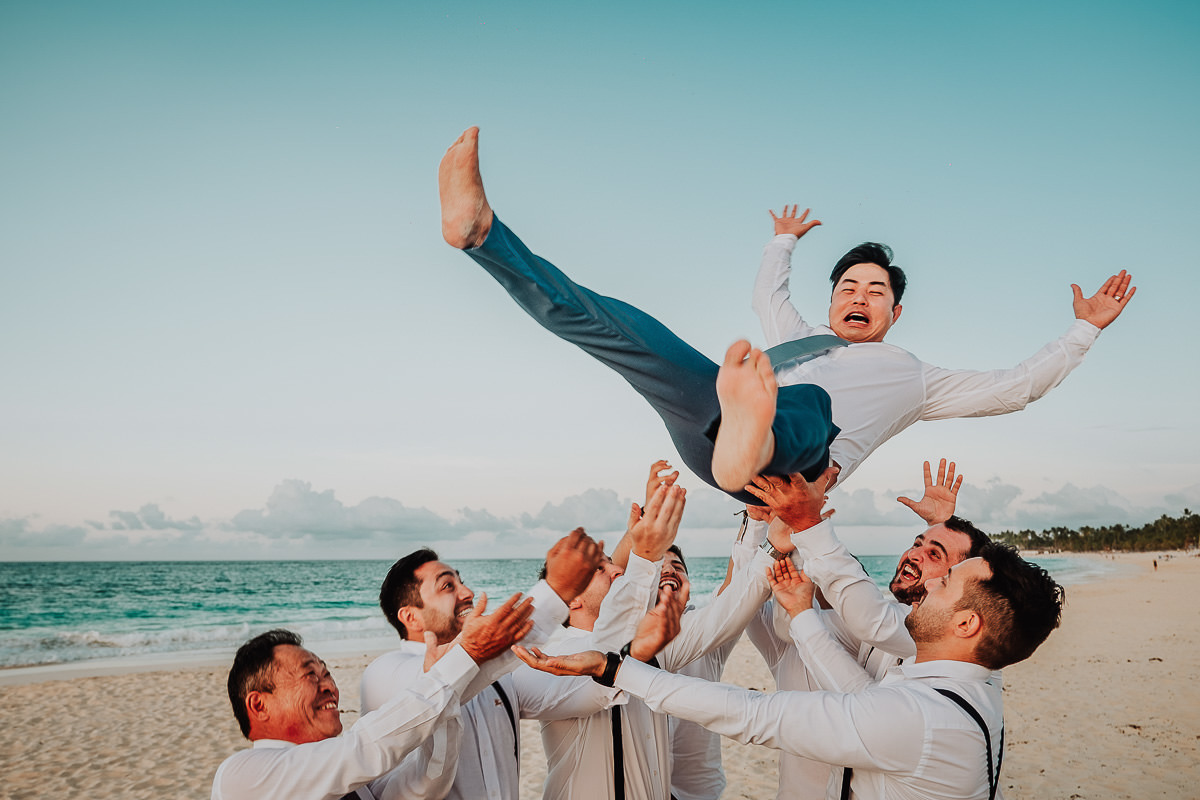 fotografo que faz fotos espontêneas e divertidas para casamento ao ar livre na praia com destination Wedding 