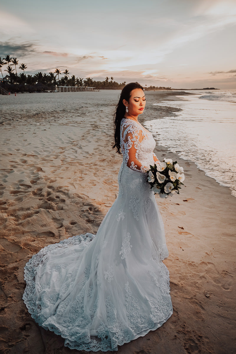lindos retratos da noiva em Casamento ao ar livre e na praia de Punta Cana 