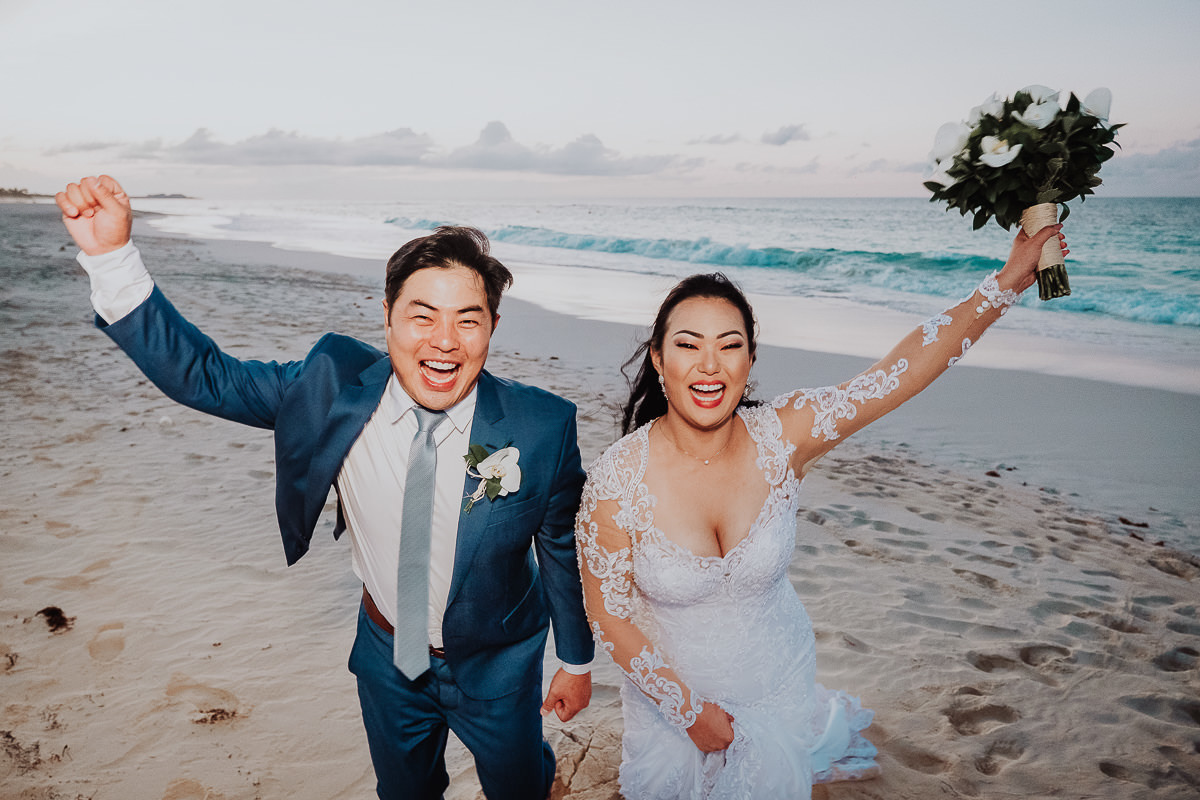 fotos diferentes e divertidas para Casamento Externo  na Praia com destination Wedding  