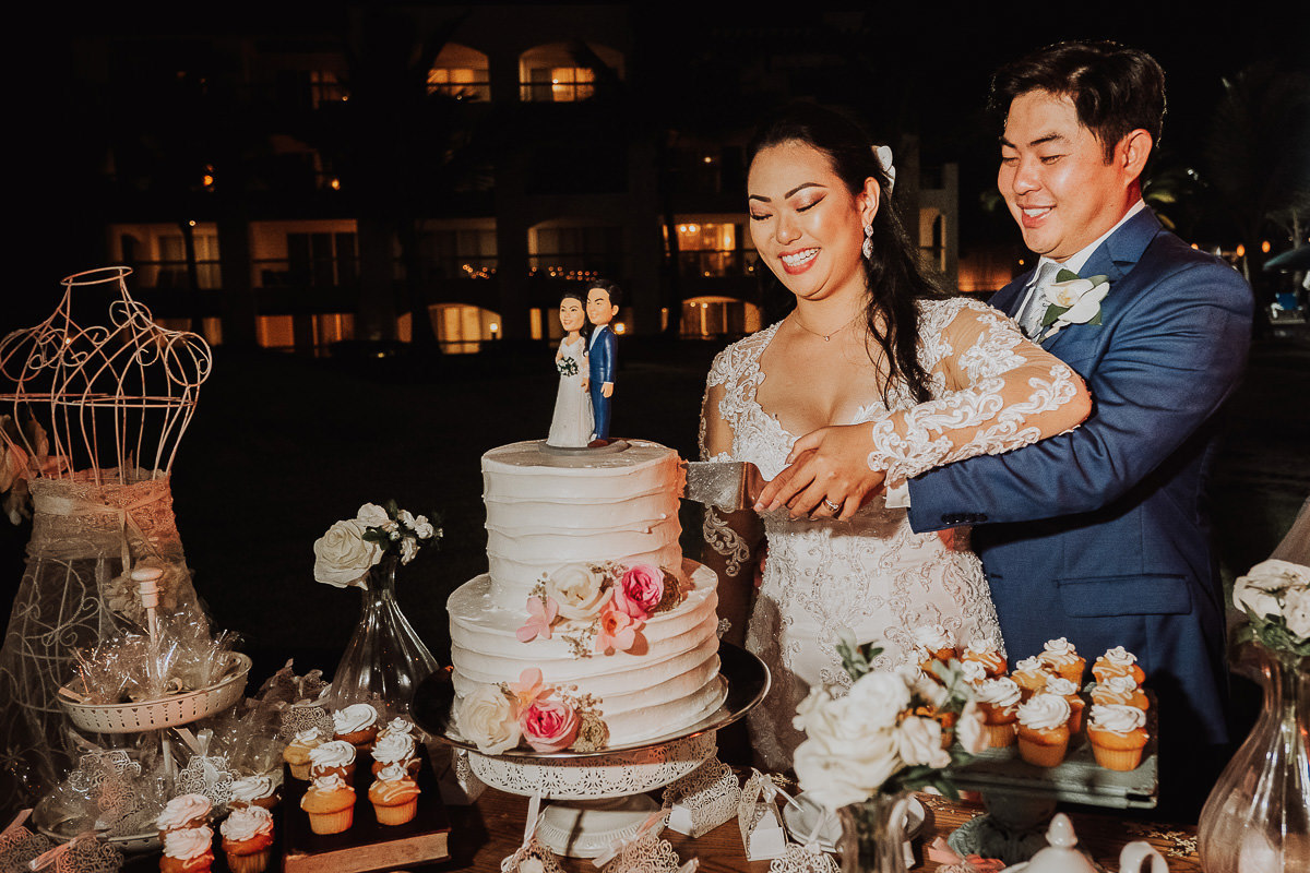 mesa de doces com bolo naked cake para casamento externo na beira da praia em Punta Cana 