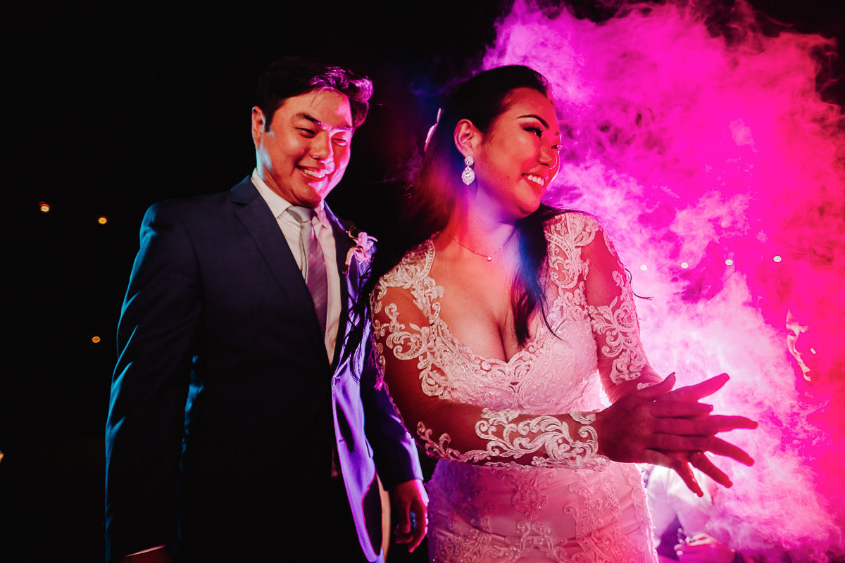 fotos espontaneas de balada de casamento ao ar livre na beira do mar de Punta Cana 