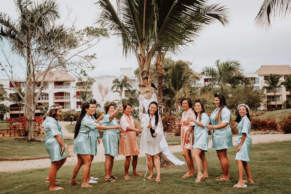 noiva fazendo brinde com as madrinhas no dia da noiva no hotel hard rock punta cana fotos do fotografo de destination wedding Rickardo Andrade 