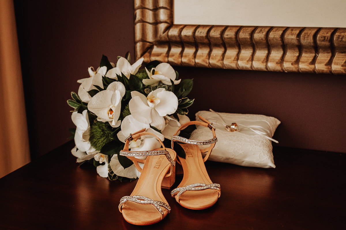 detalhes da sandália nude na noiva  para casamento  na praia 