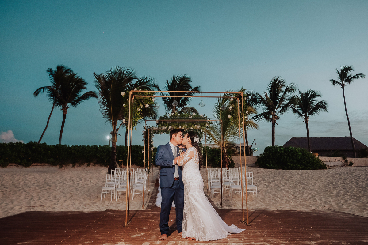 ensaio dos noivos feitos depois da cerimonia ao ar livre na praia do hotel hard rock Casino em Punta Cana 