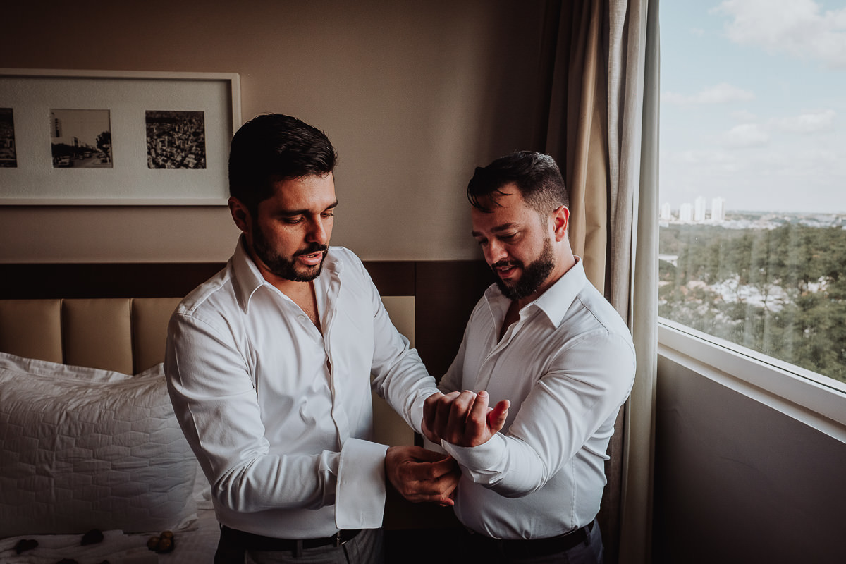 noivos que se arrumaram para o casamento juntos em  quarto de hotel fotografo Rickardo Andrade