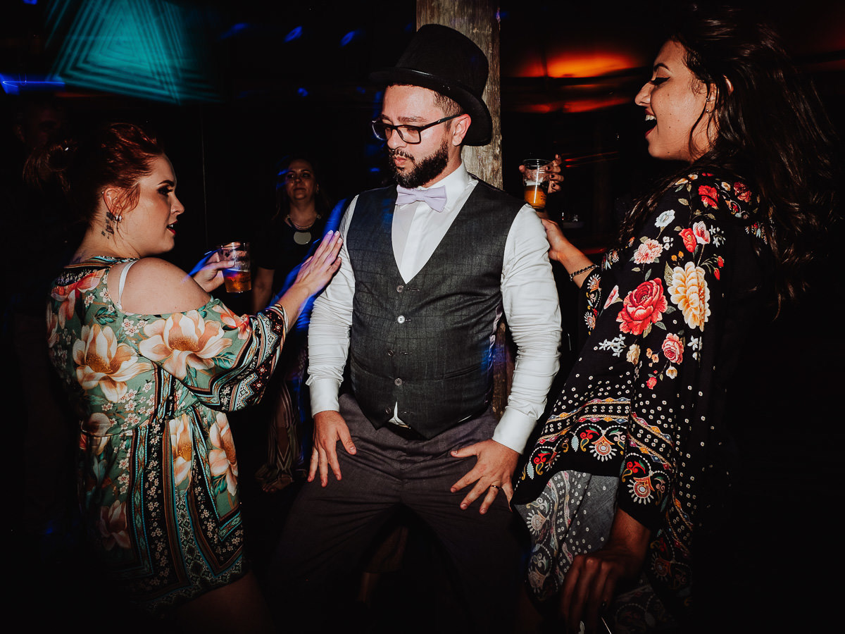 noivo de casamento gay dançando em sua balada de Casamento animada 