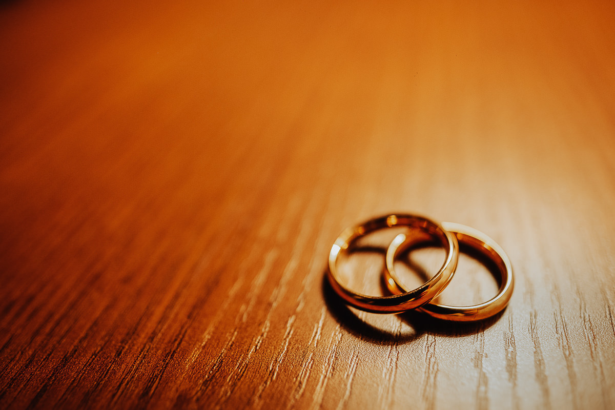 fotos de detalhes da aliança dos noivos 