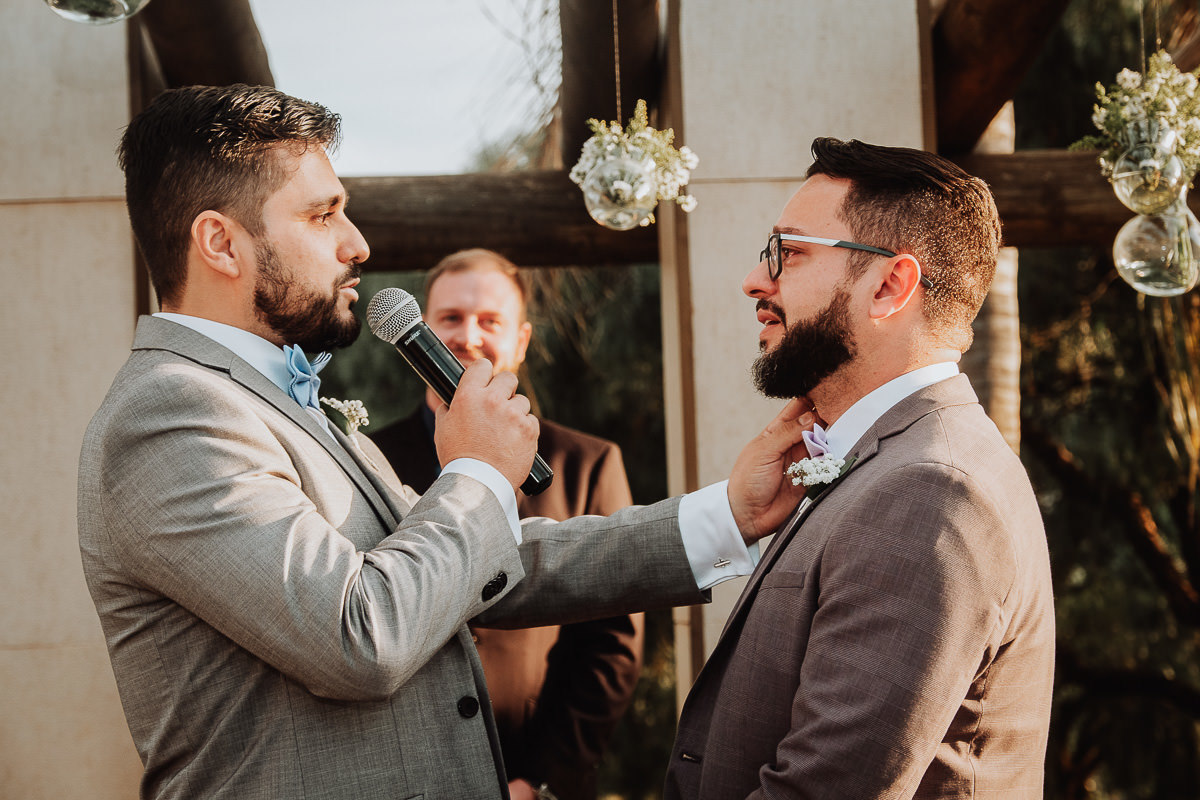 noivos homossexuais trocando votos no altar de Casamento externo na chácara Fazendo Fazenda de MAringá