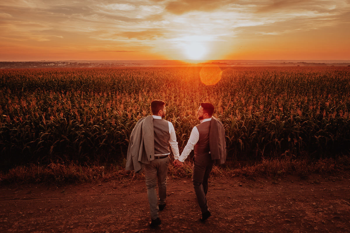 lindas fotos externas dos noivos gays feitas apos a cerimonia pelo melhor fotografo de Casamentos externos de Maringa  Rickardo Andrade