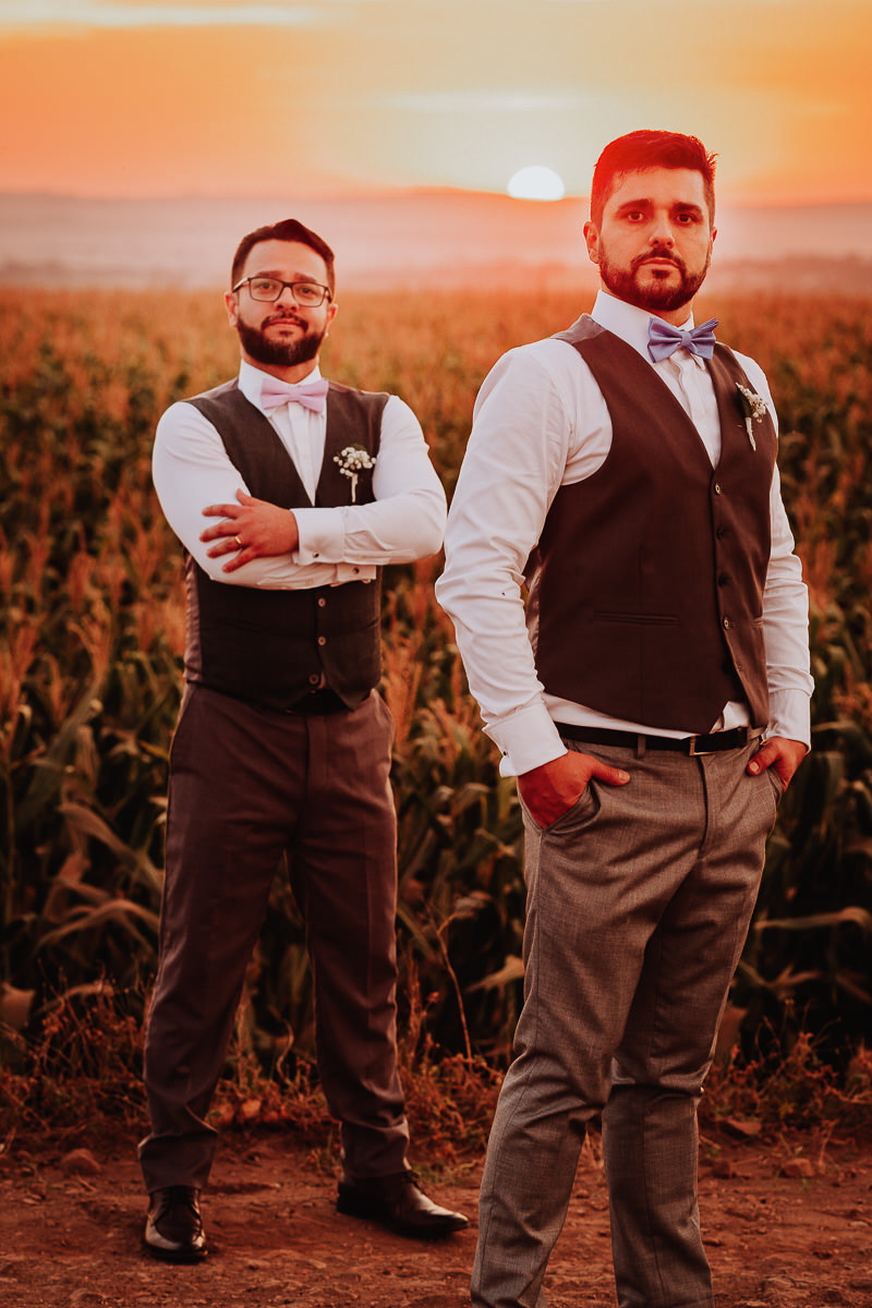 retratos classicos de noivos feitos durante o casamento  homossexual externo no fazendo fazenda em MAringá-PR