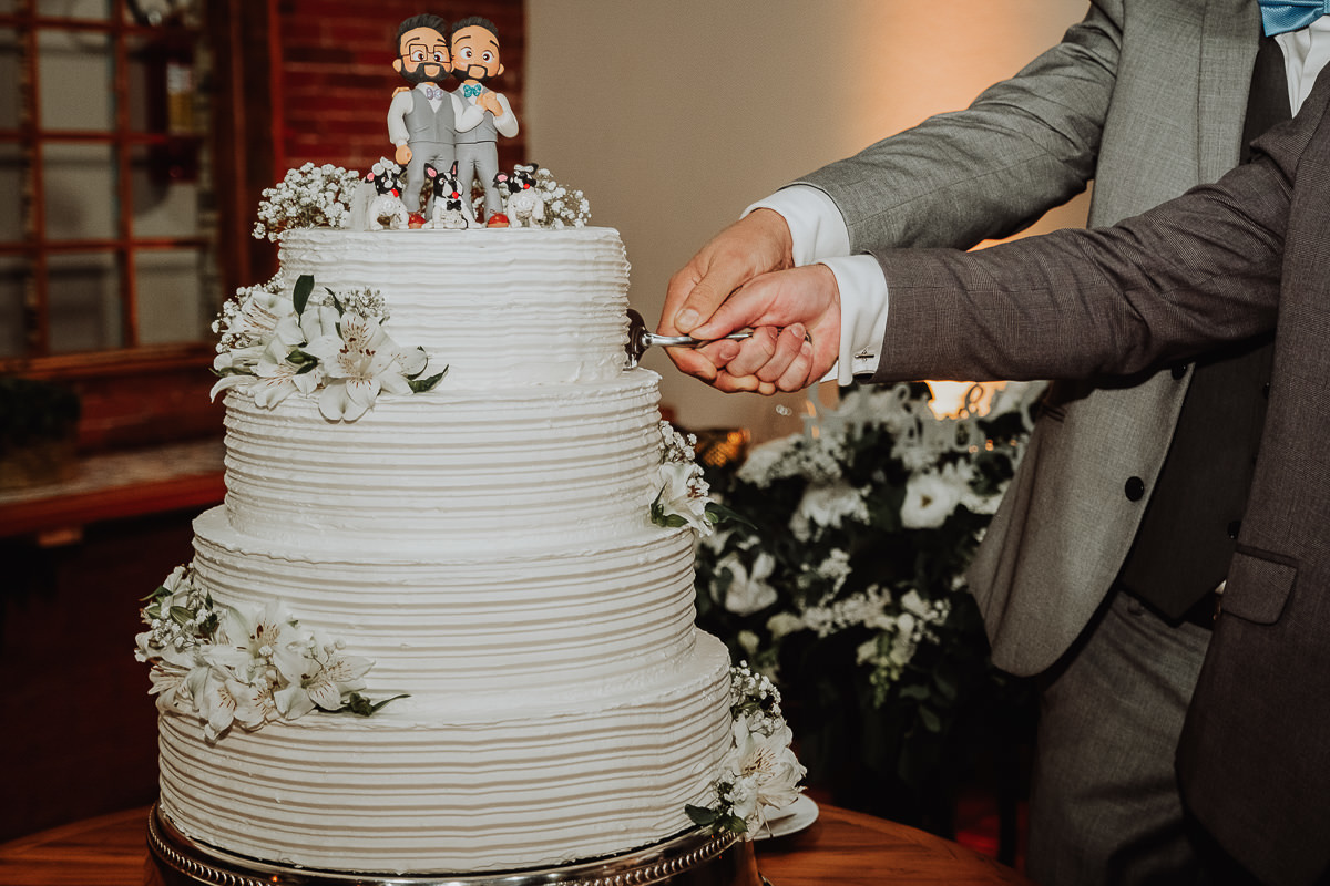 noivos gays cortando o bolo naked cake  em cAsamento ao ar livre no Fazendo Fazenda chácara de MAringá 