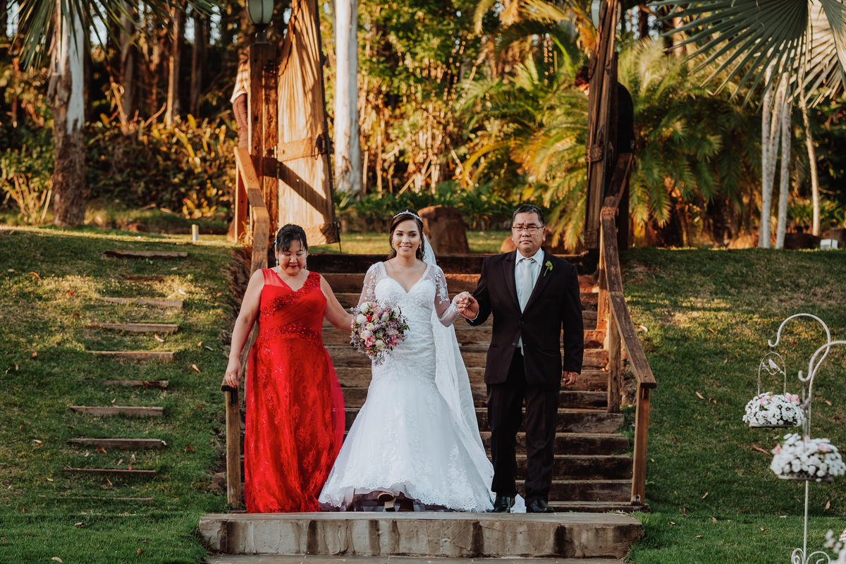 entrada da noiva em Casamento externo no eden garden maringá 