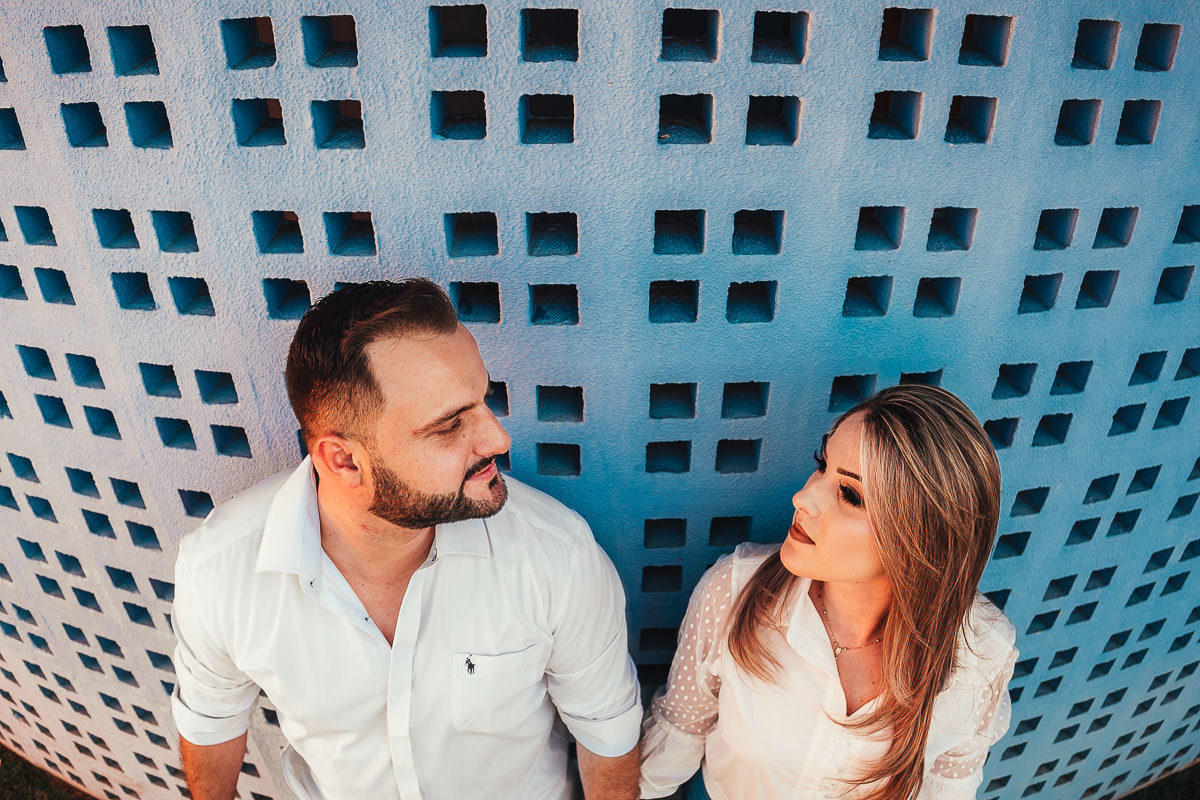 pre wedding com fotos coloridas e bem vivas usando linhas geometricas 