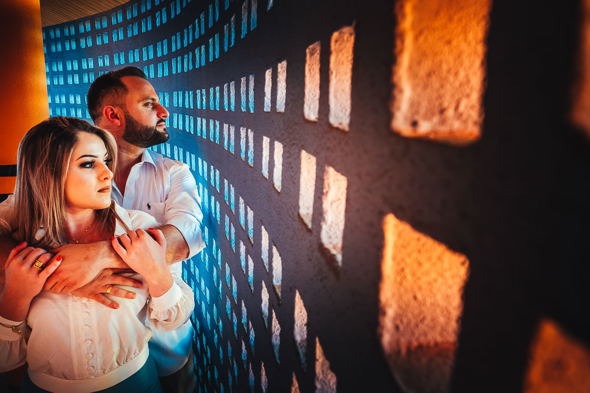 ensaio de casal usando linhas e formas geometricas e cores incriveis, fotos domelhor fotografo de Casamentos de maringá Rickardo Andrade 