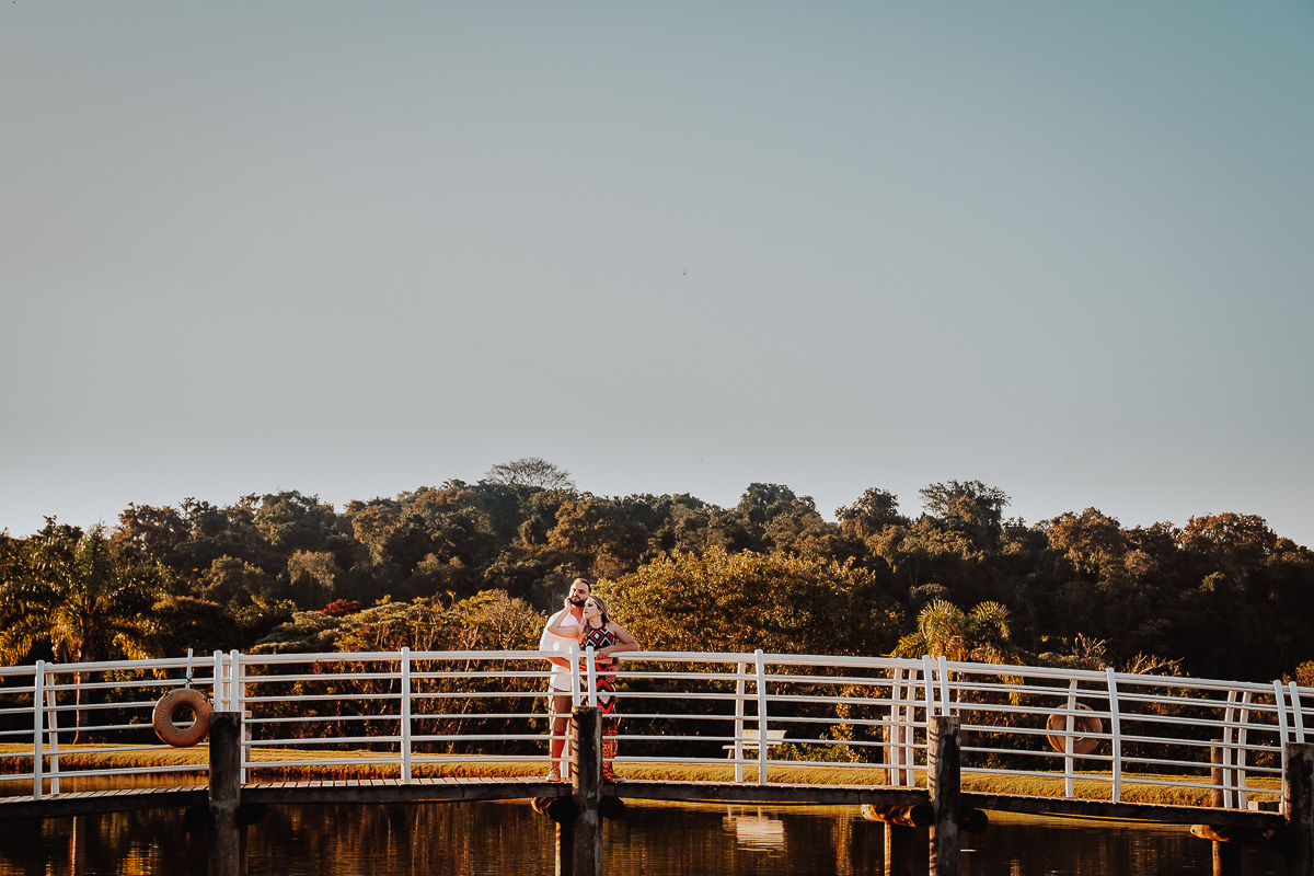 ensaio de pre casamento externo feito em um condomínio  Ecovillas do Lago em Londrina 