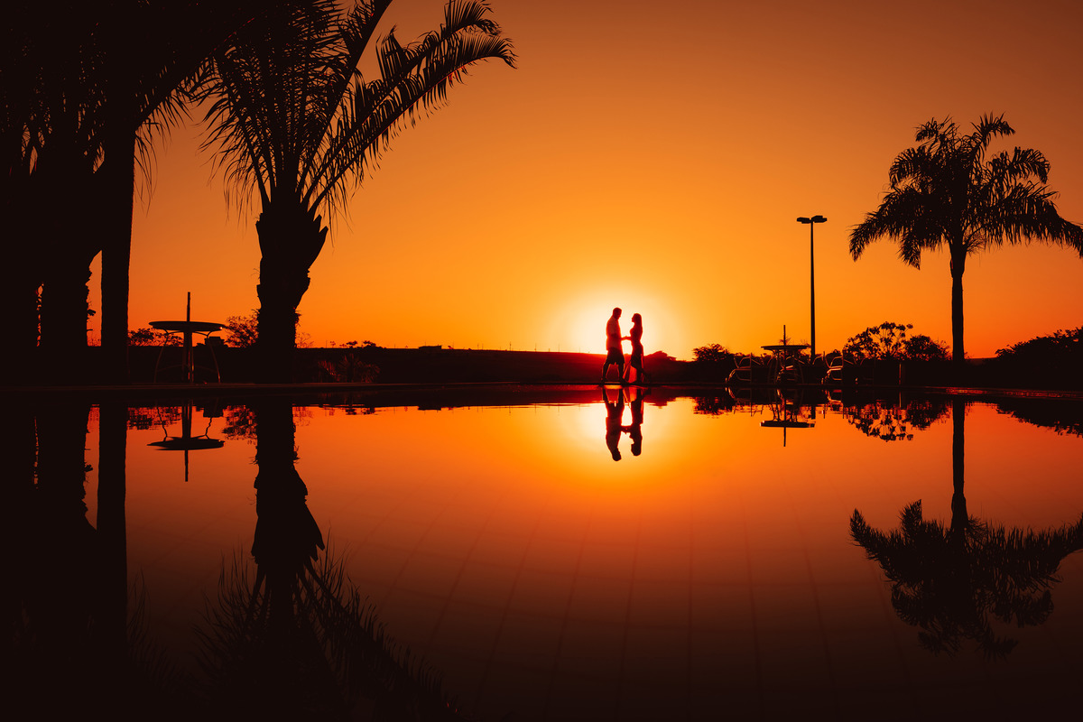 lindas fotos de pre casamento  com silhueta no por do sol em uma piscina do  Condominio Ecovillas do LAgo