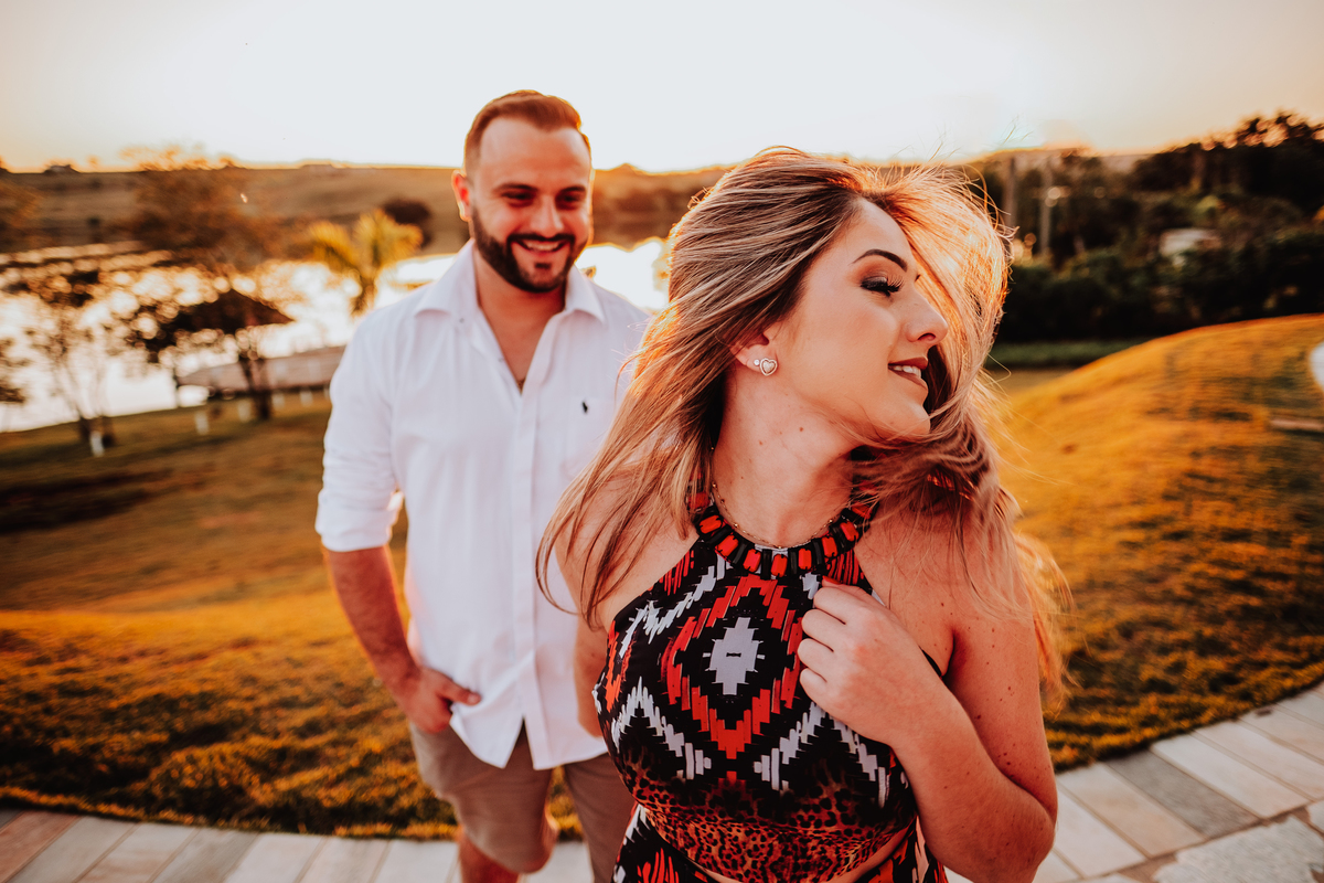 ensaio pre casamento com fotos diferentes e divertidas em MAringá 