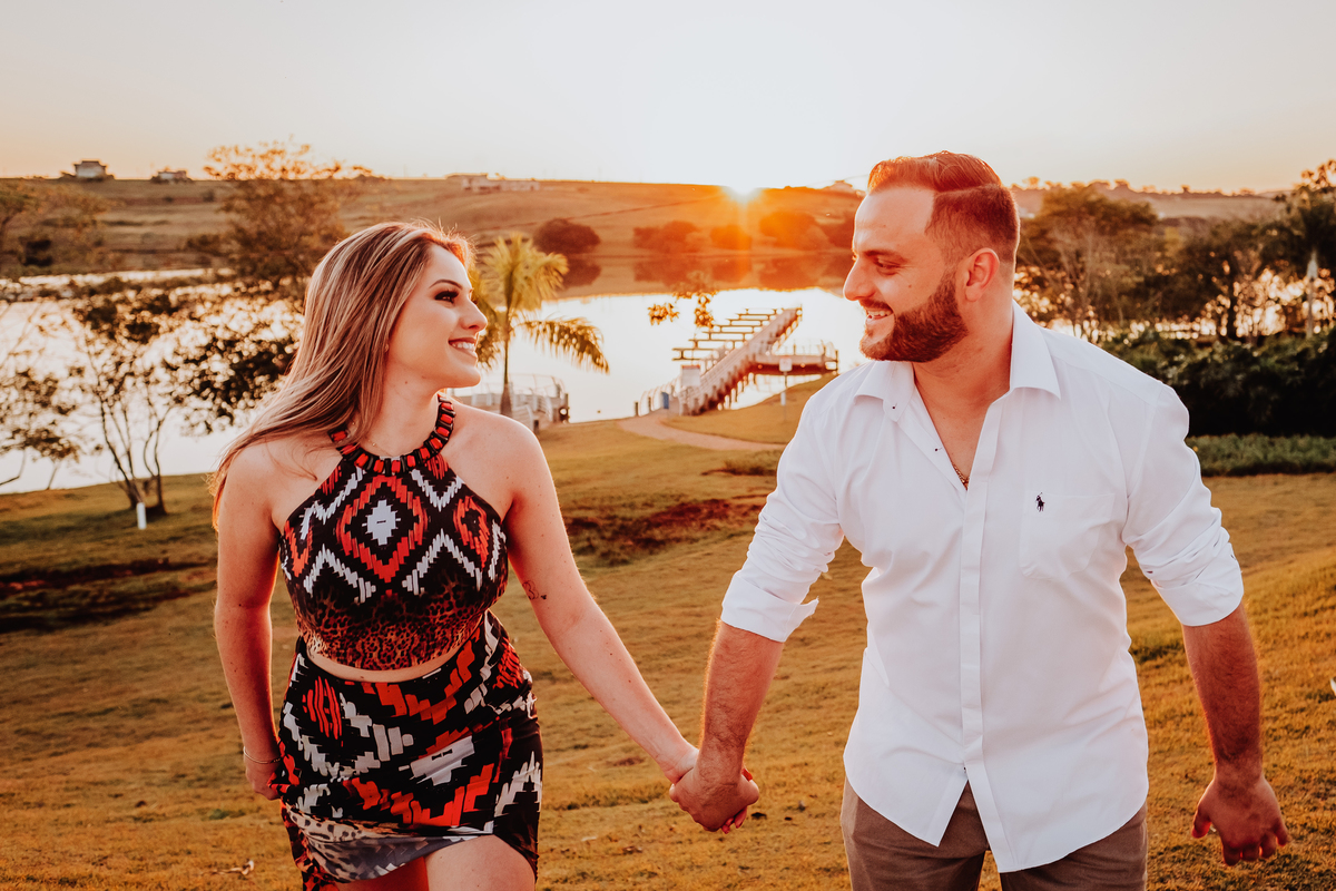 ensaio pre wedding externo feito na região de londrina fotos de casal com estilo gringas  no  Condominio Ecovillas do LAgo