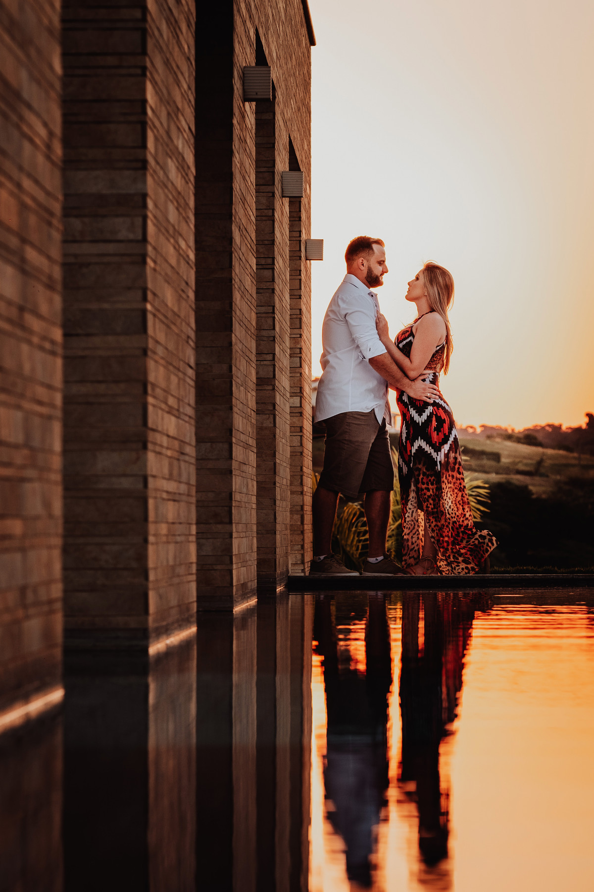 fotos de casal na beira da piscina ensaio com por do sol lindo no   Condominio Ecovillas do LAgo