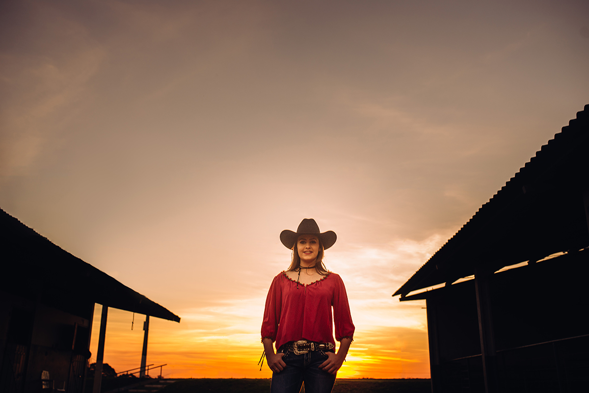 debutante de 15 anos em foto de por do sol